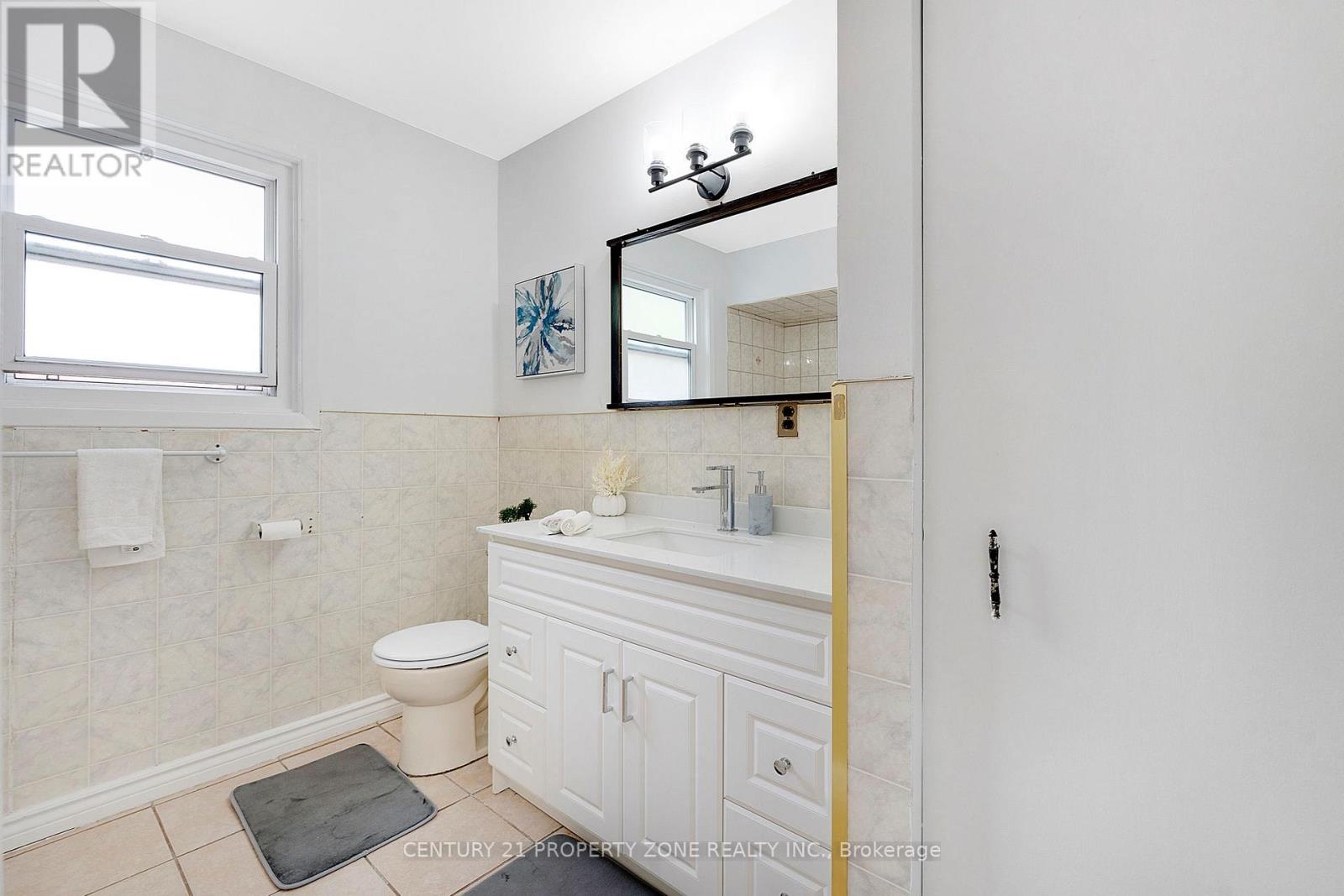 3387 Kelowna Court, Mississauga, Ontario  L5C 2E5 - Photo 19 - W12375833