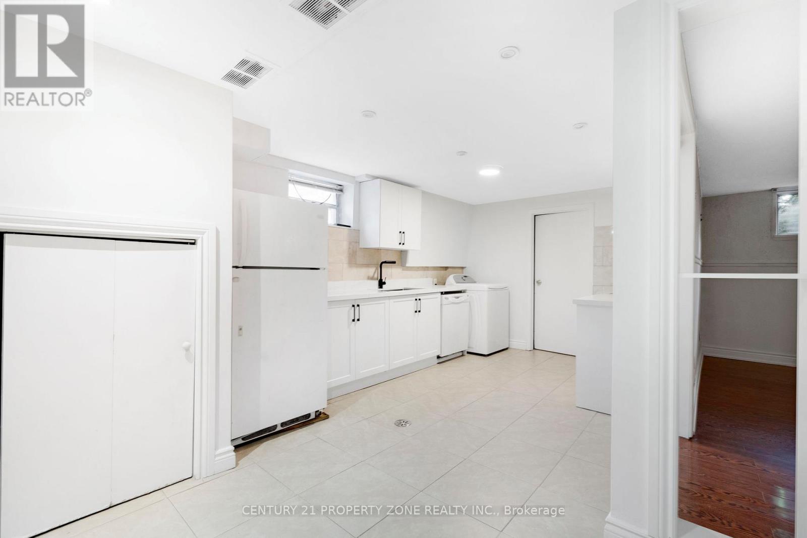 3387 Kelowna Court, Mississauga, Ontario  L5C 2E5 - Photo 25 - W12375833