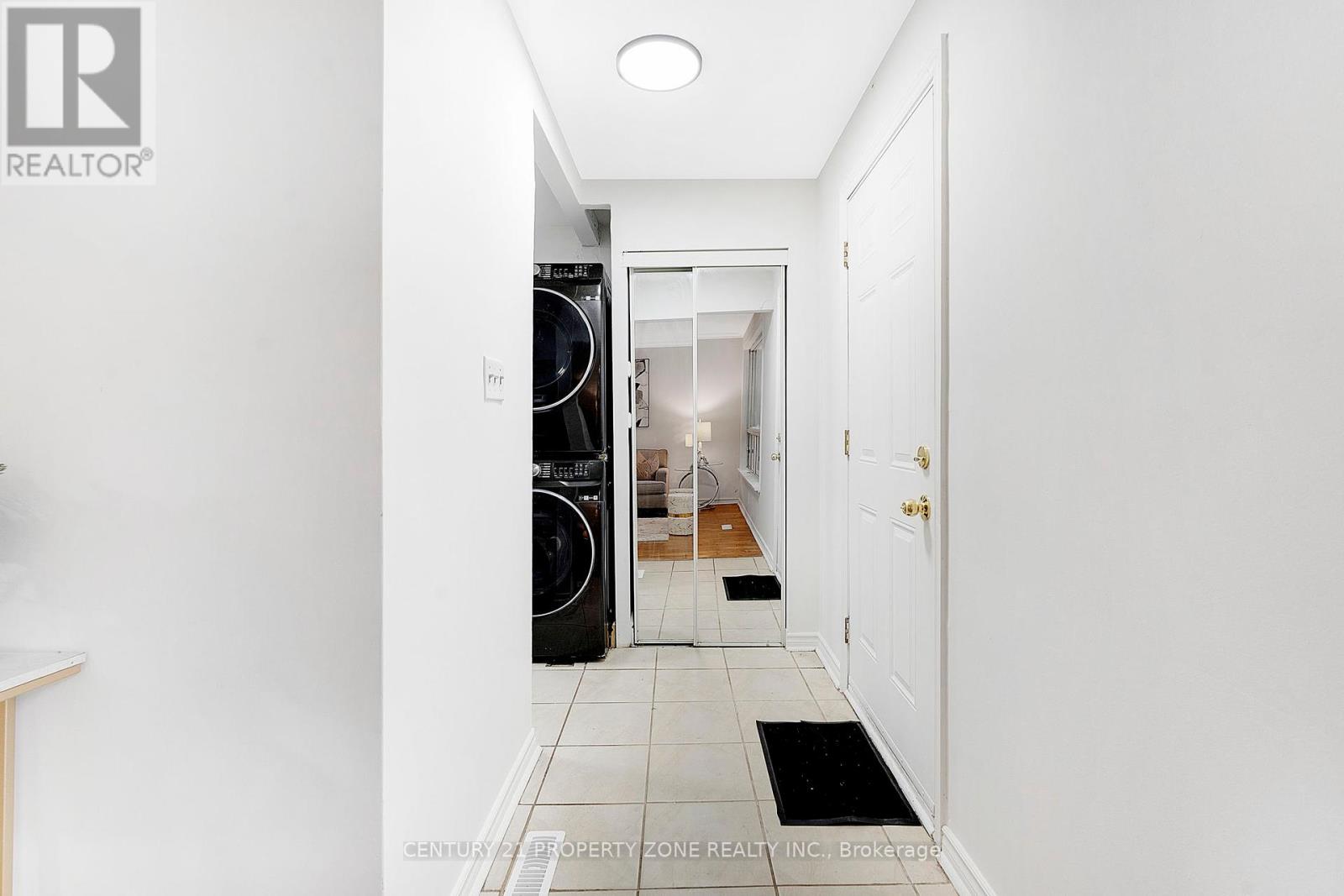 3387 Kelowna Court, Mississauga, Ontario  L5C 2E5 - Photo 7 - W12375833