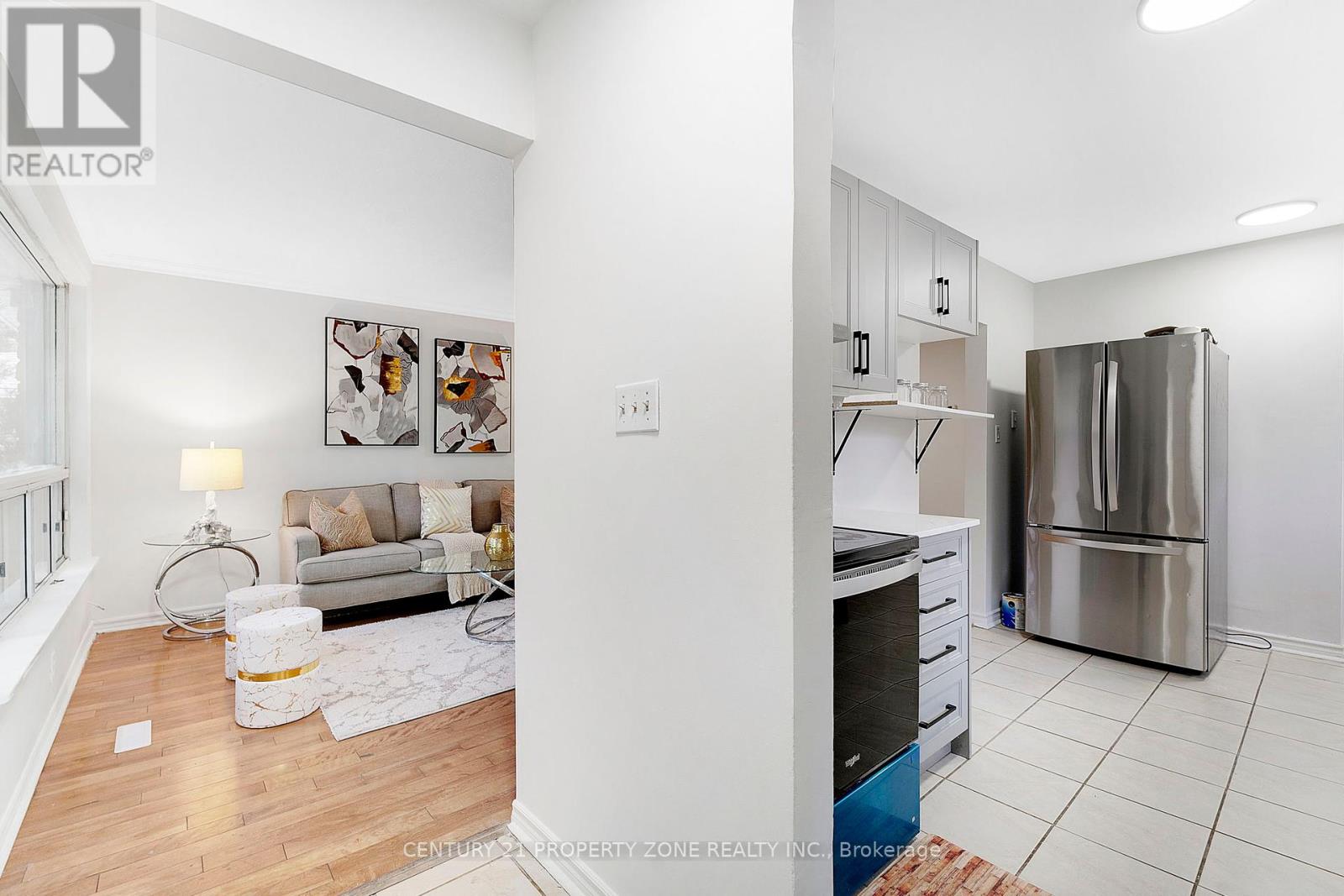 3387 Kelowna Court, Mississauga, Ontario  L5C 2E5 - Photo 8 - W12375833