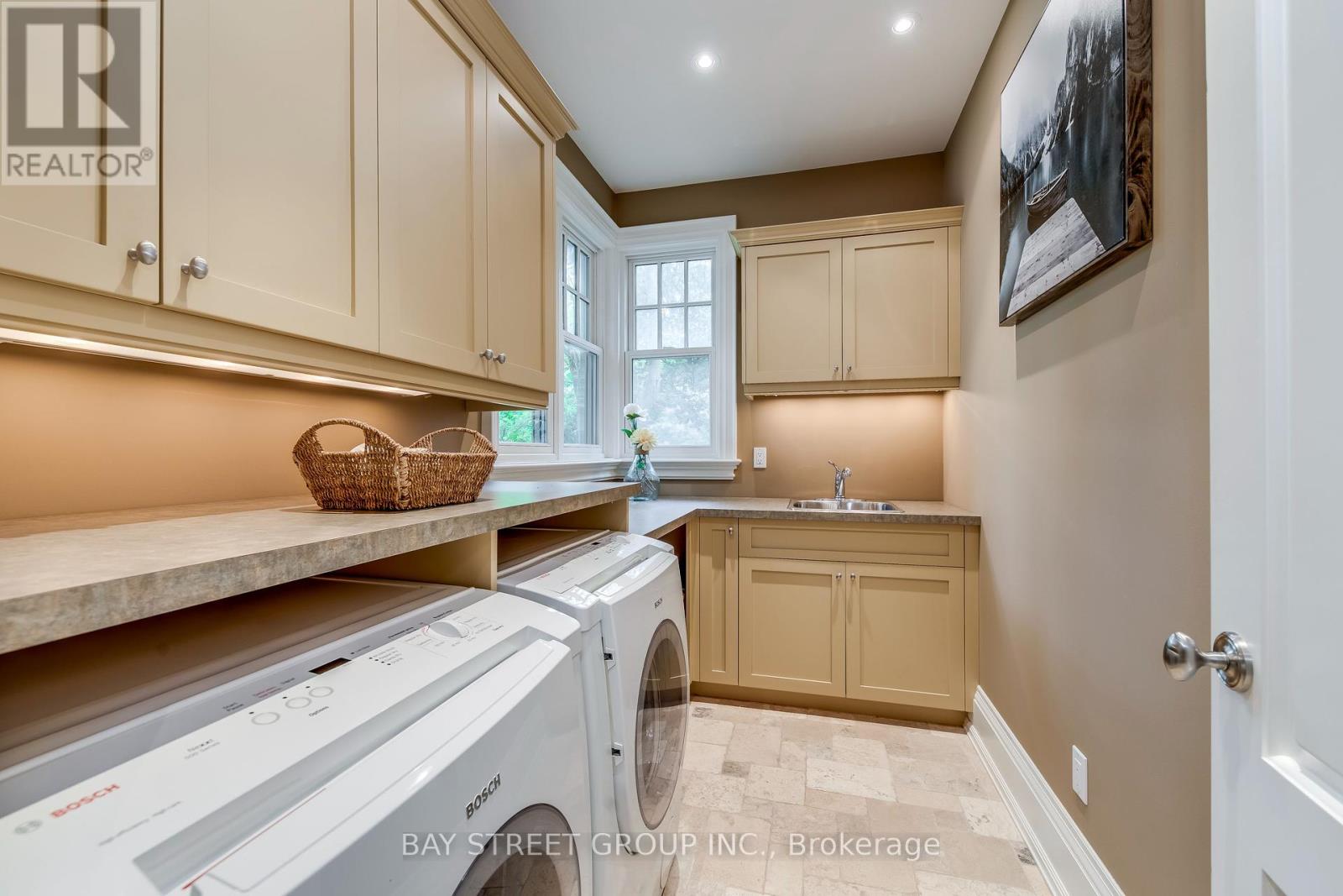 1049 Cedar Grove Boulevard, Oakville, Ontario  L6J 2C2 - Photo 22 - W12375837
