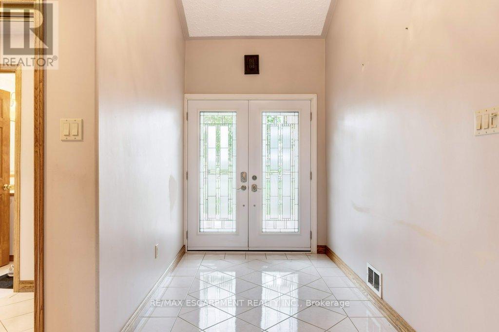 595 Green Mountain Road E, Hamilton, Ontario  L8J 2Z7 - Photo 5 - X12375792