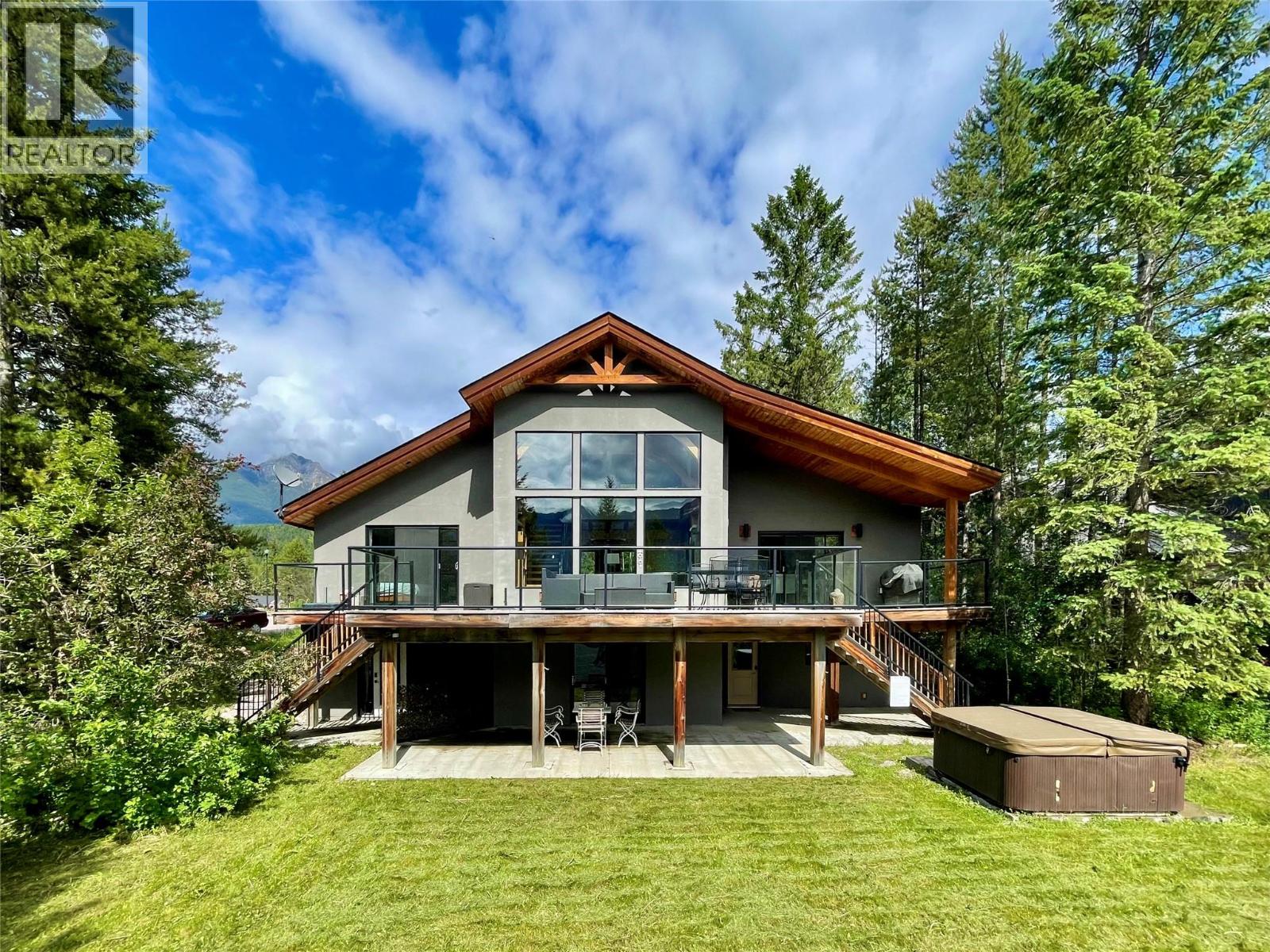 1529 QUARTZ Crescent, Golden, British Columbia
