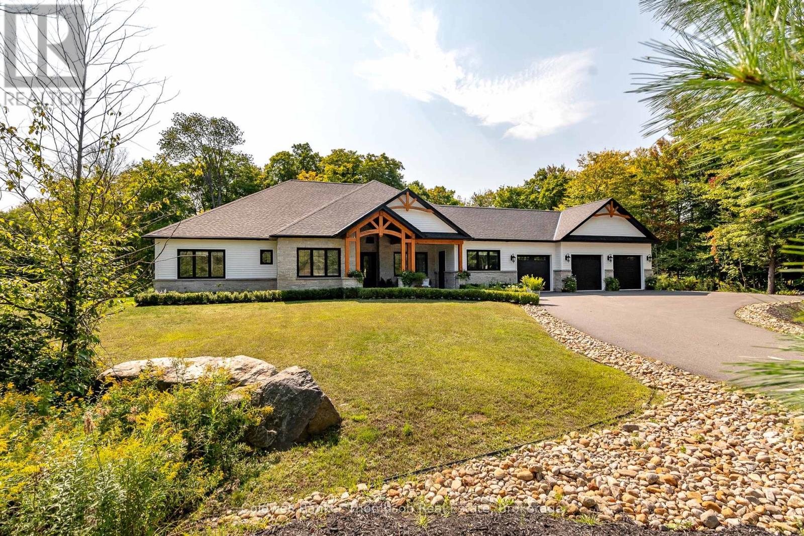 6 Royal Oak Crescent, Huntsville, Ontario  P1H 0A8 - Photo 1 - X12375898