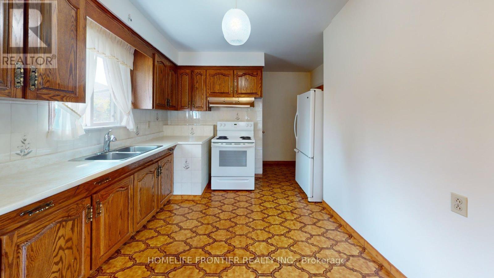 124 Wyndale Drive, Toronto, Ontario  M6L 1G3 - Photo 10 - W12375903
