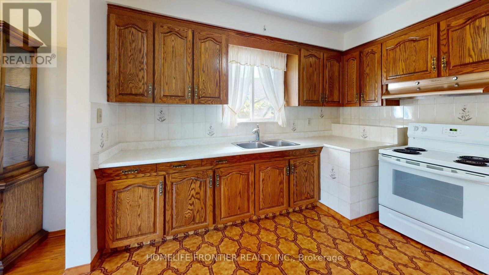 124 Wyndale Drive, Toronto, Ontario  M6L 1G3 - Photo 11 - W12375903
