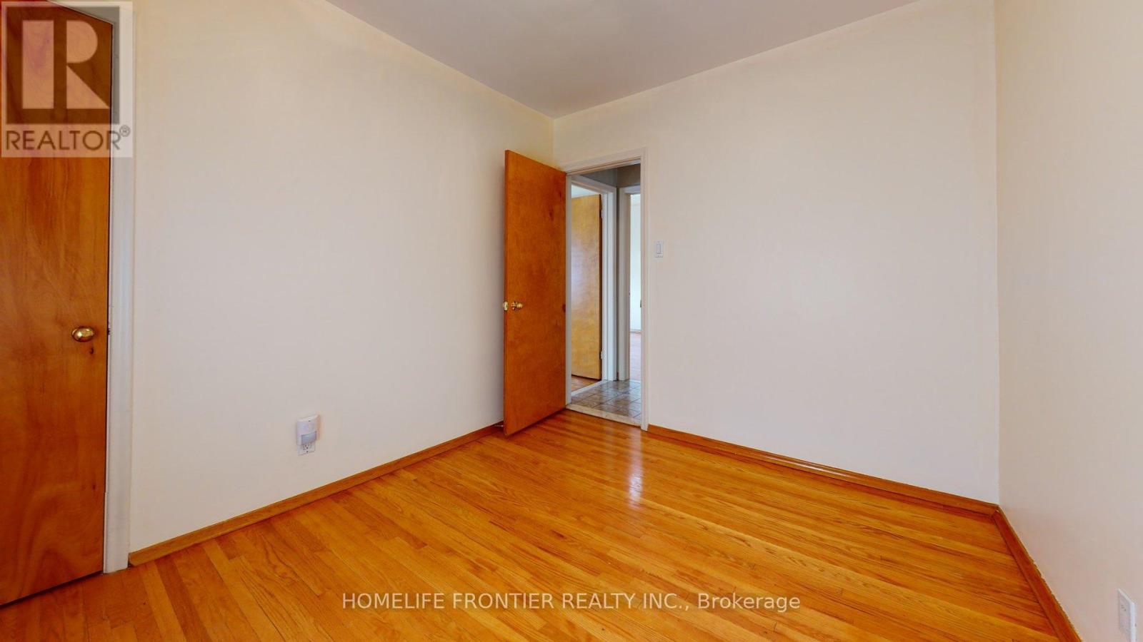 124 Wyndale Drive, Toronto, Ontario  M6L 1G3 - Photo 13 - W12375903