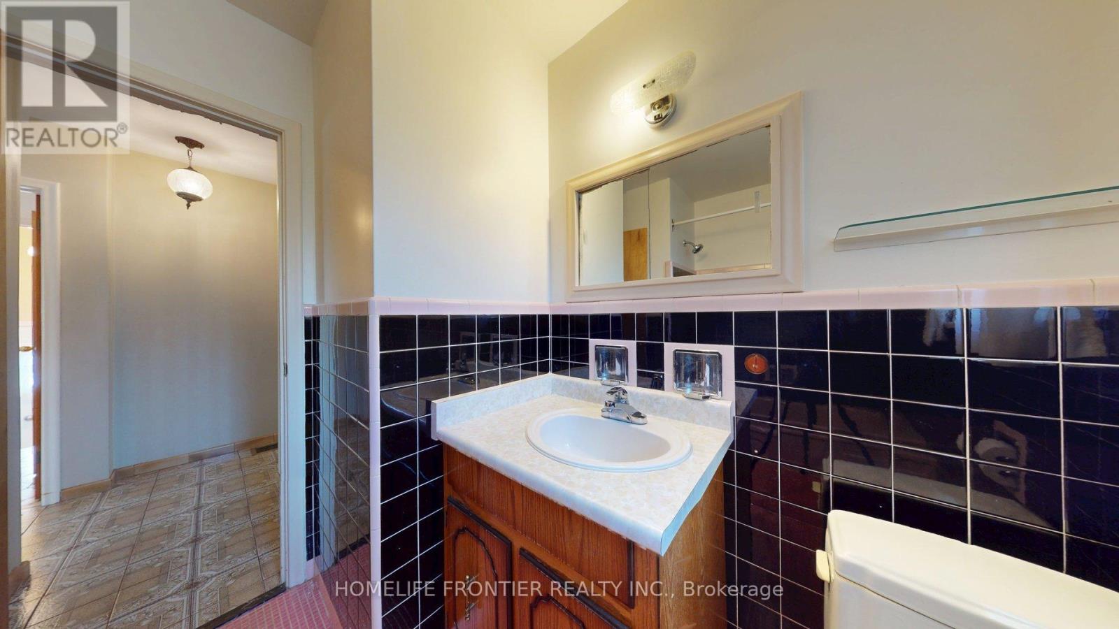 124 Wyndale Drive, Toronto, Ontario  M6L 1G3 - Photo 16 - W12375903
