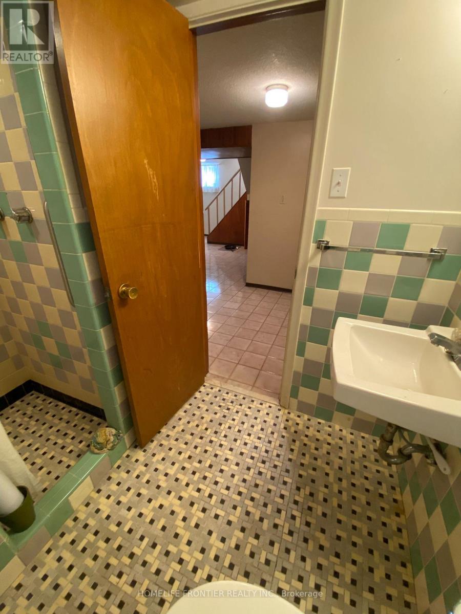 124 Wyndale Drive, Toronto, Ontario  M6L 1G3 - Photo 23 - W12375903