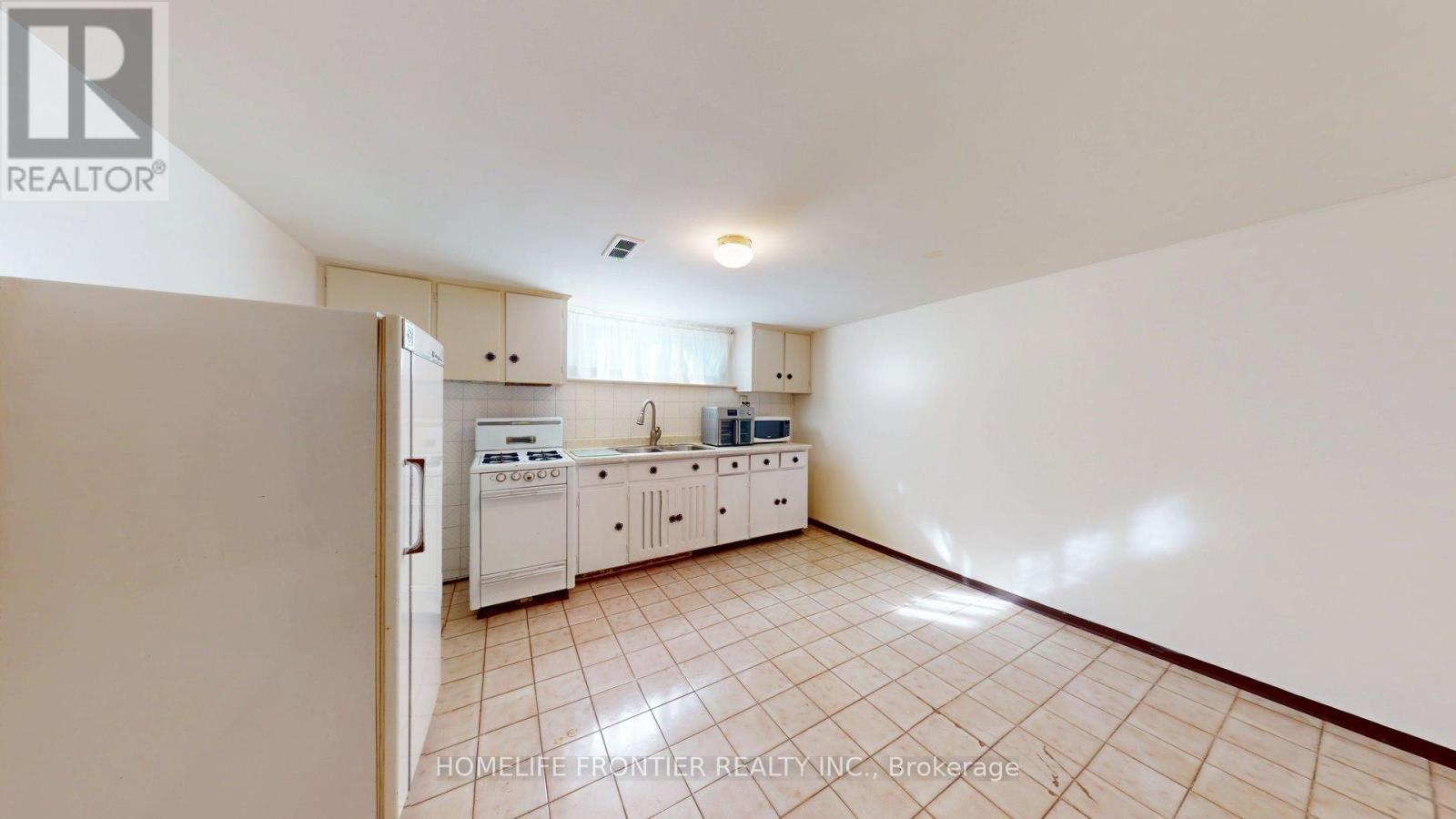 124 Wyndale Drive, Toronto, Ontario  M6L 1G3 - Photo 24 - W12375903