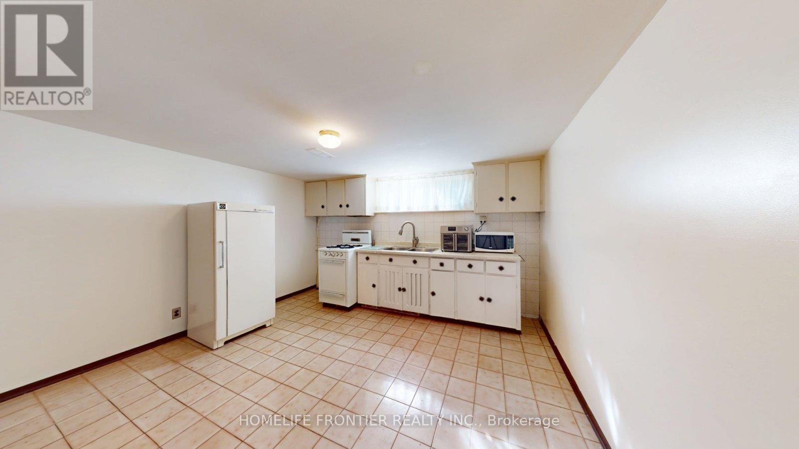 124 Wyndale Drive, Toronto, Ontario  M6L 1G3 - Photo 25 - W12375903