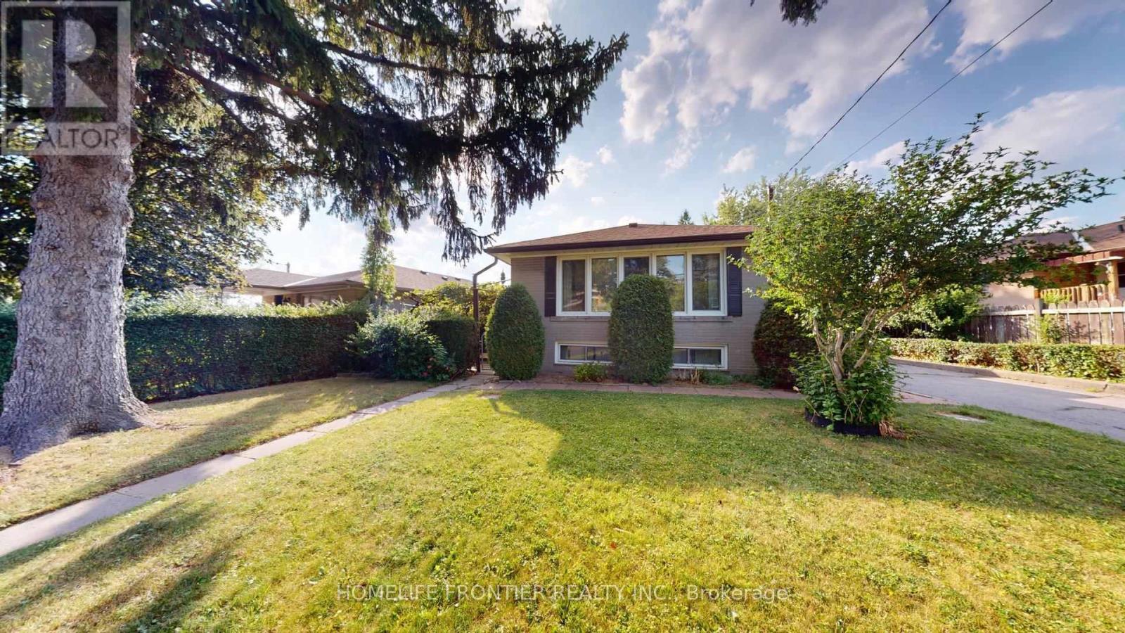 124 Wyndale Drive, Toronto, Ontario  M6L 1G3 - Photo 3 - W12375903