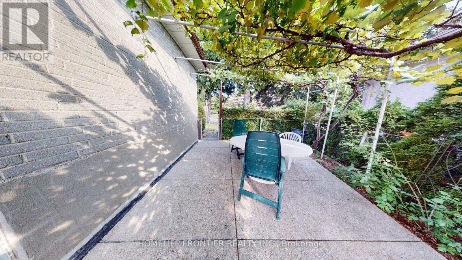 124 Wyndale Drive, Toronto, Ontario  M6L 1G3 - Photo 30 - W12375903