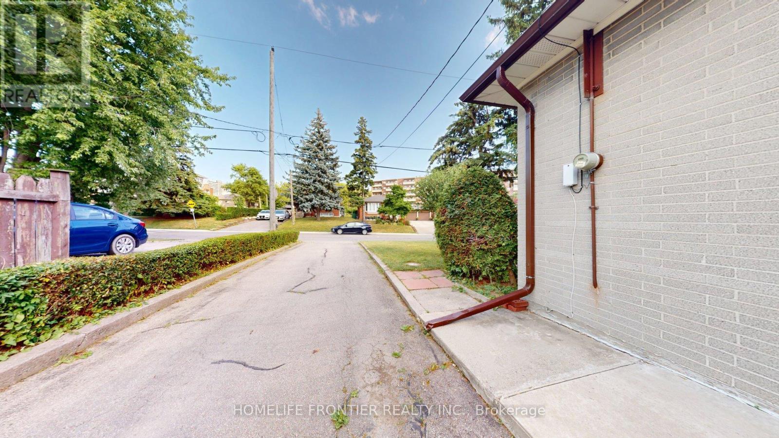 124 Wyndale Drive, Toronto, Ontario  M6L 1G3 - Photo 4 - W12375903