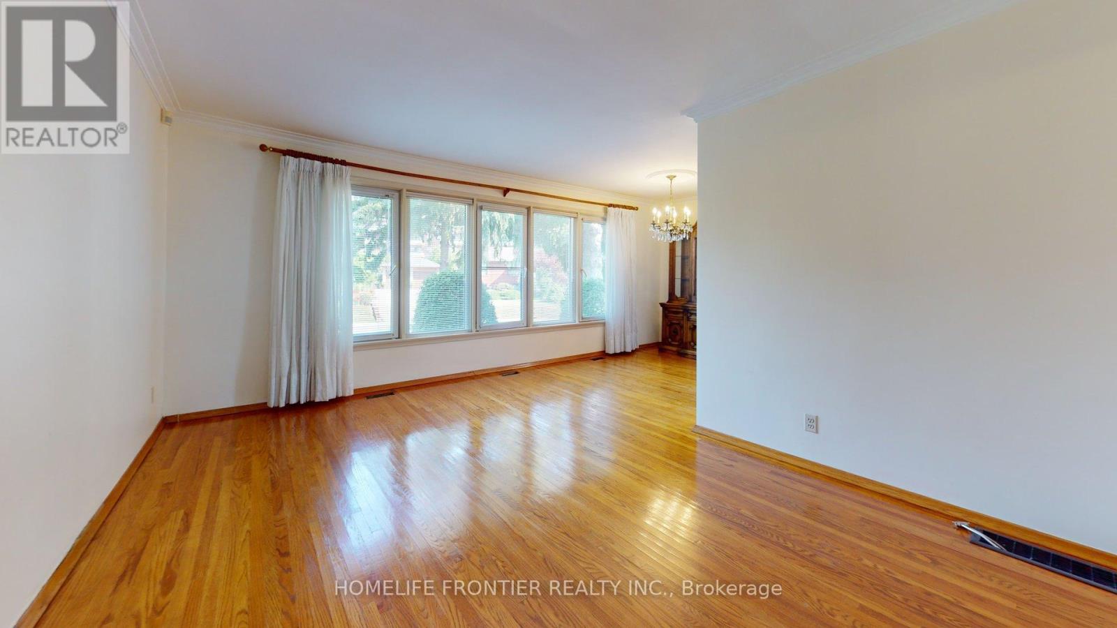 124 Wyndale Drive, Toronto, Ontario  M6L 1G3 - Photo 7 - W12375903
