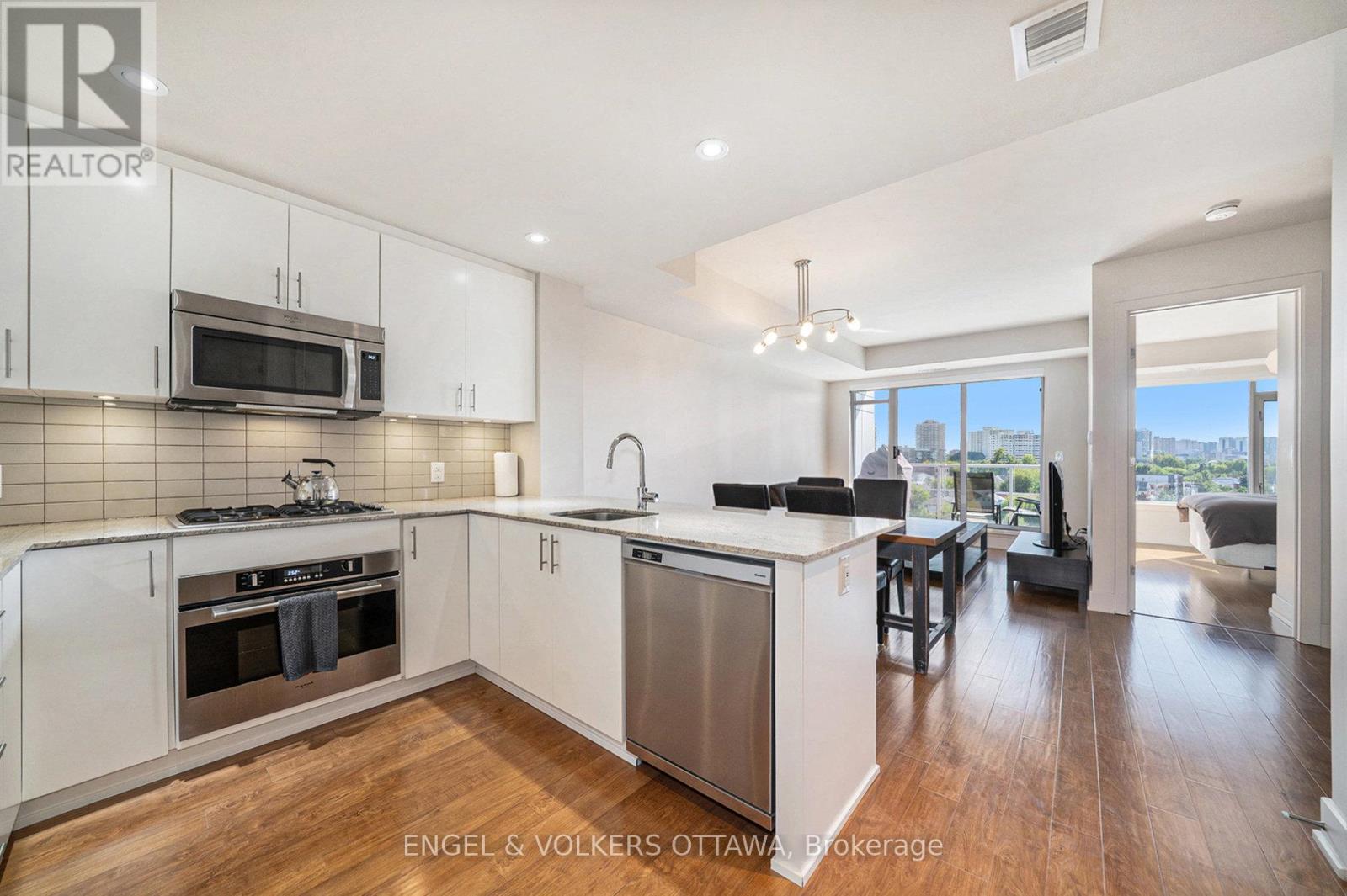 605 - 7 Marquette Avenue, Ottawa, Ontario  K1L 8A7 - Photo 10 - X12375734