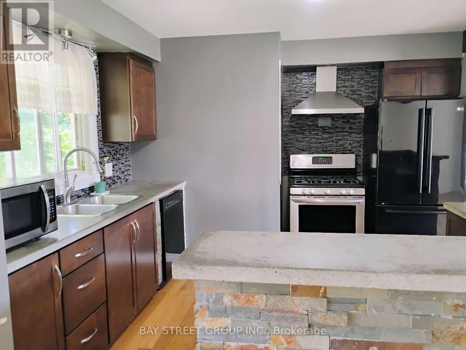 Main Level - 418 Little Avenue, Barrie, Ontario  L4N 3A1 - Photo 5 - S12375912