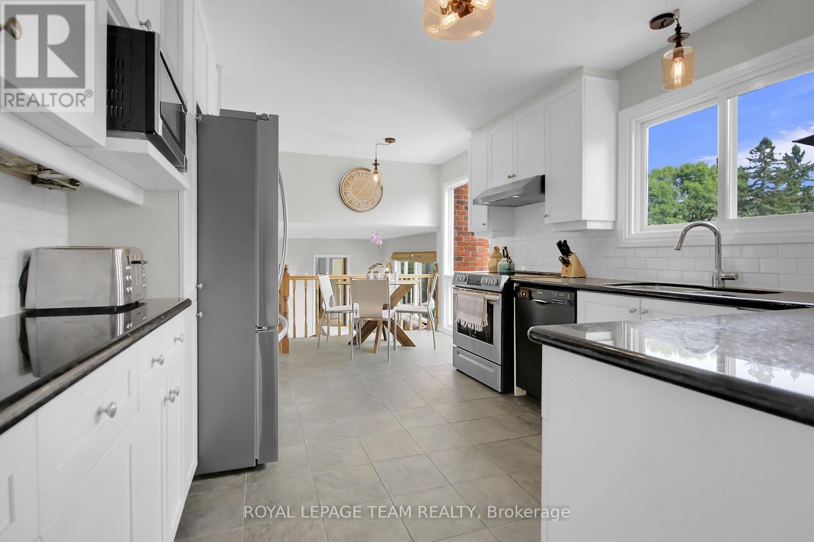 87 Pentland Place, Ottawa, Ontario  K2K 1V9 - Photo 4 - X12375939