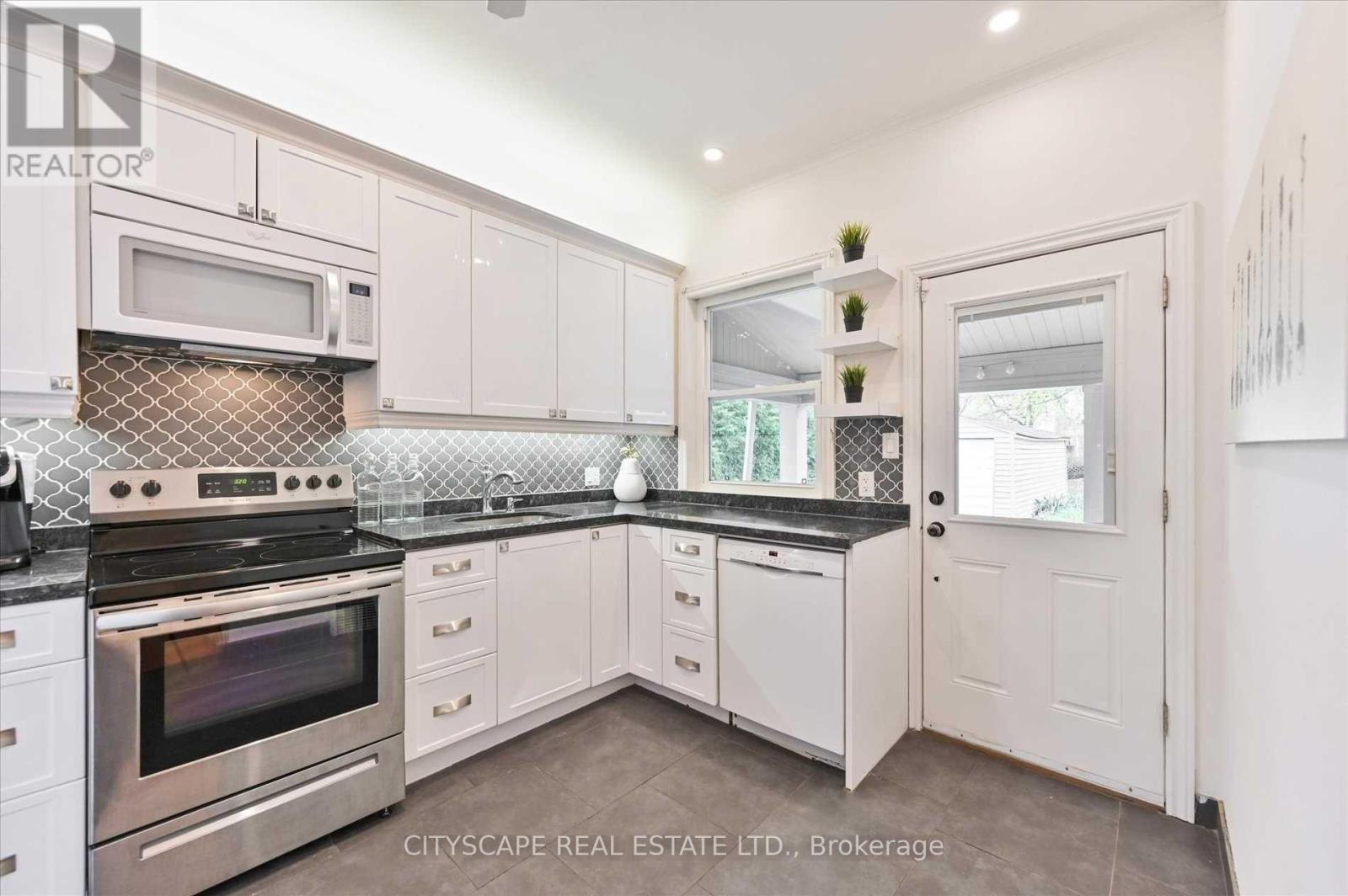 15 Midburn Avenue, Toronto, Ontario  M4C 2C8 - Photo 14 - E12375960