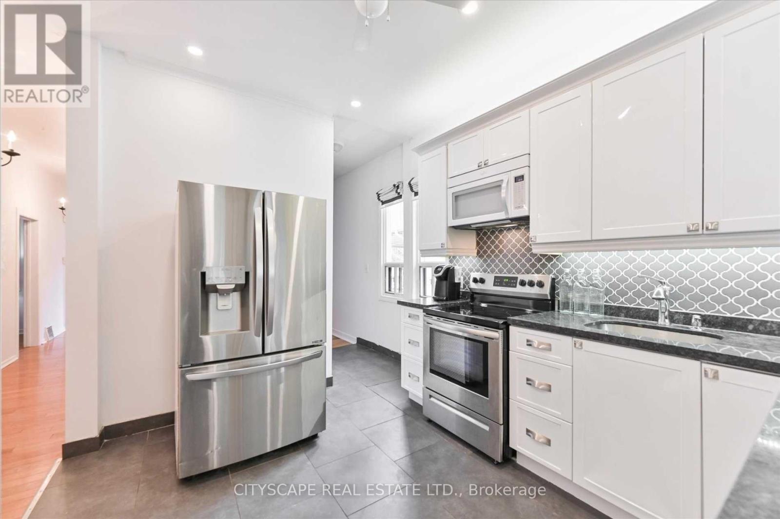 15 Midburn Avenue, Toronto, Ontario  M4C 2C8 - Photo 15 - E12375960