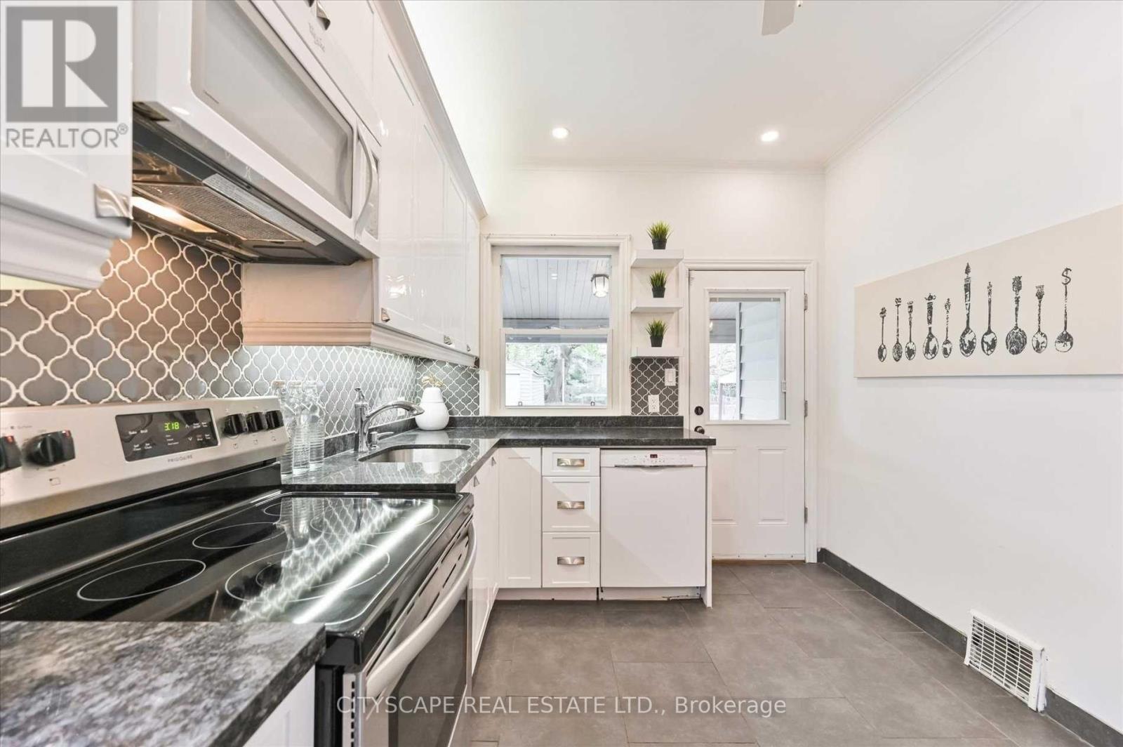 15 Midburn Avenue, Toronto, Ontario  M4C 2C8 - Photo 16 - E12375960