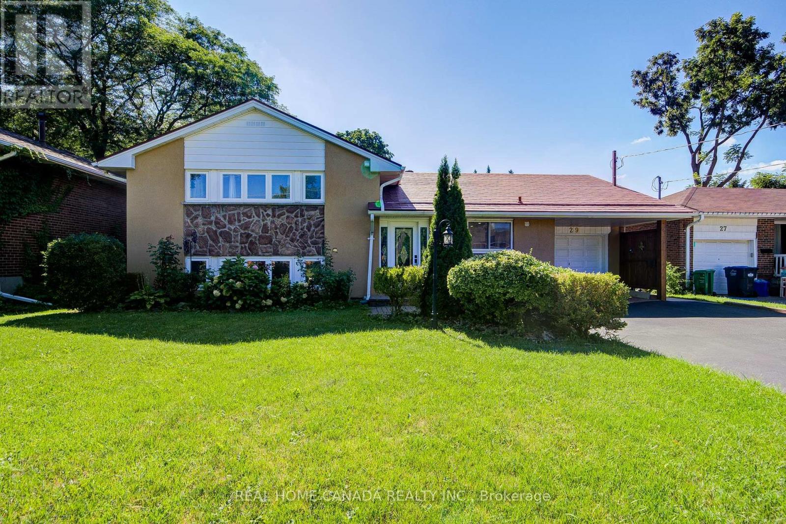 29 Ellesboro Drive, Mississauga, Ontario  L5N 1C3 - Photo 3 - W12375197