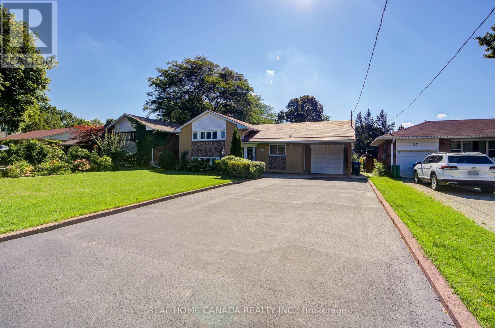 29 Ellesboro Drive, Mississauga, Ontario  L5N 1C3 - Photo 2 - W12375197