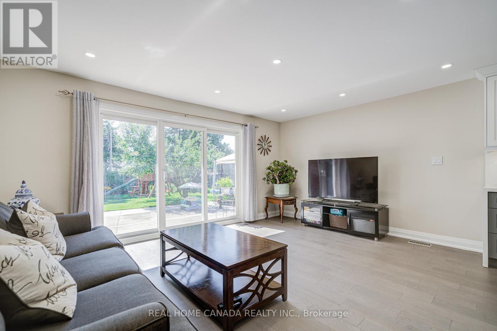 29 Ellesboro Drive, Mississauga, Ontario  L5N 1C3 - Photo 11 - W12375197