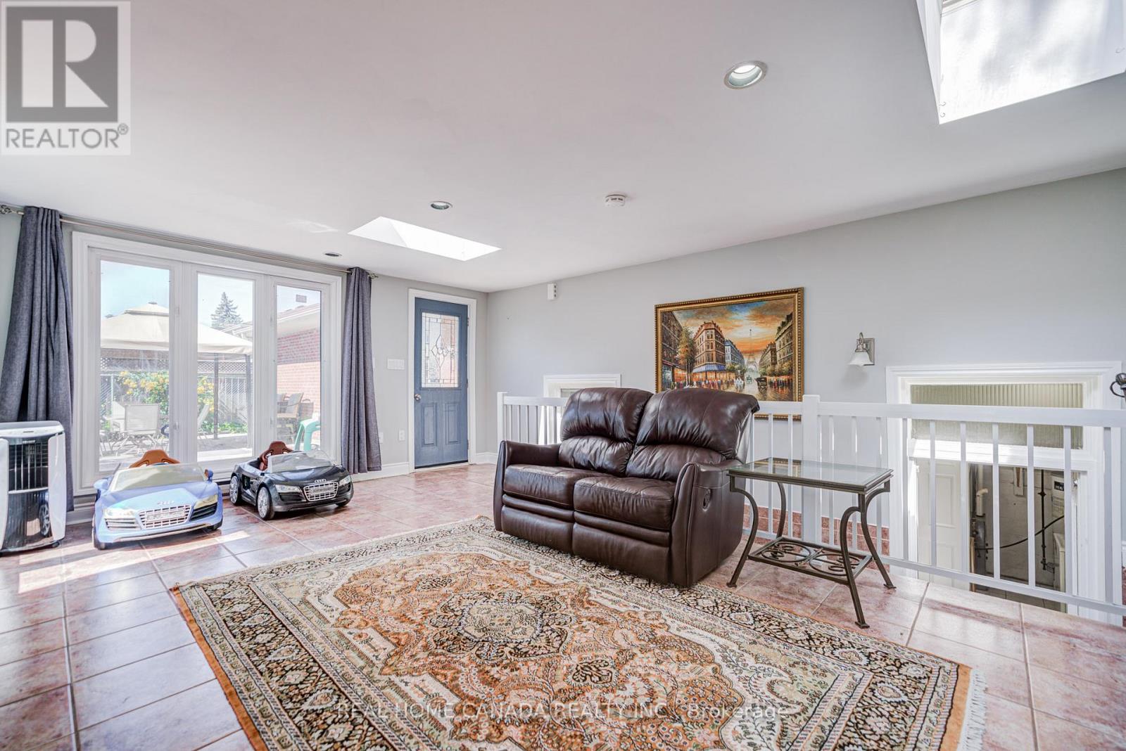 29 Ellesboro Drive, Mississauga, Ontario  L5N 1C3 - Photo 19 - W12375197