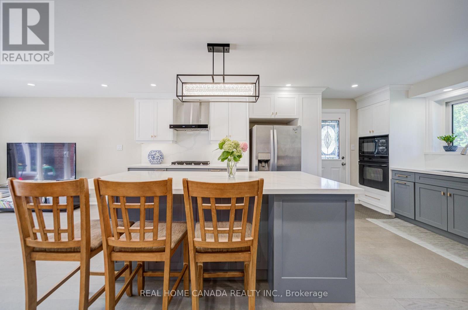 29 Ellesboro Drive, Mississauga, Ontario  L5N 1C3 - Photo 5 - W12375197