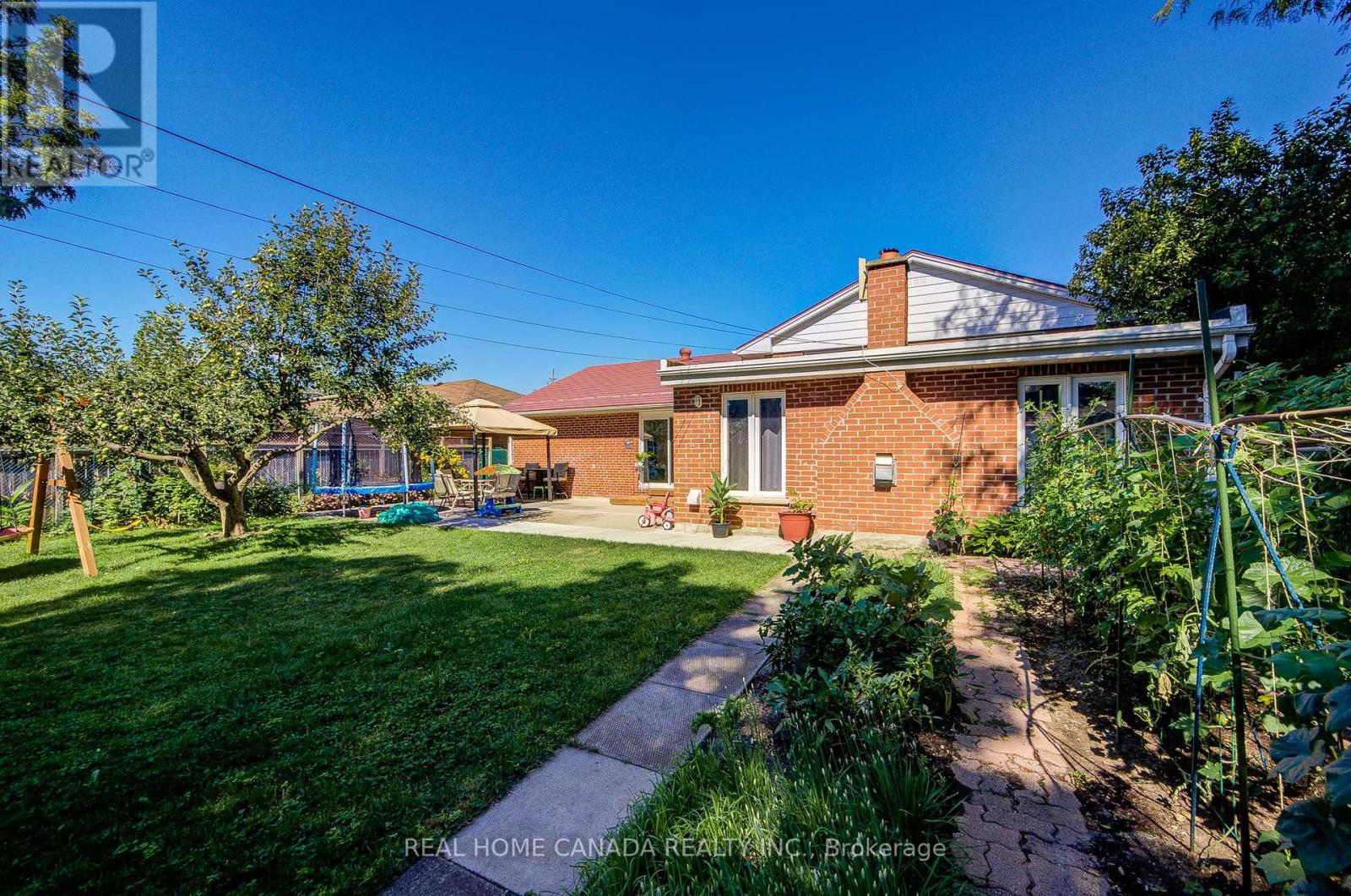 29 Ellesboro Drive, Mississauga, Ontario  L5N 1C3 - Photo 48 - W12375197