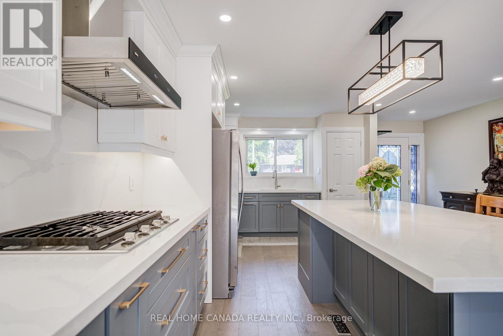 29 Ellesboro Drive, Mississauga, Ontario  L5N 1C3 - Photo 7 - W12375197