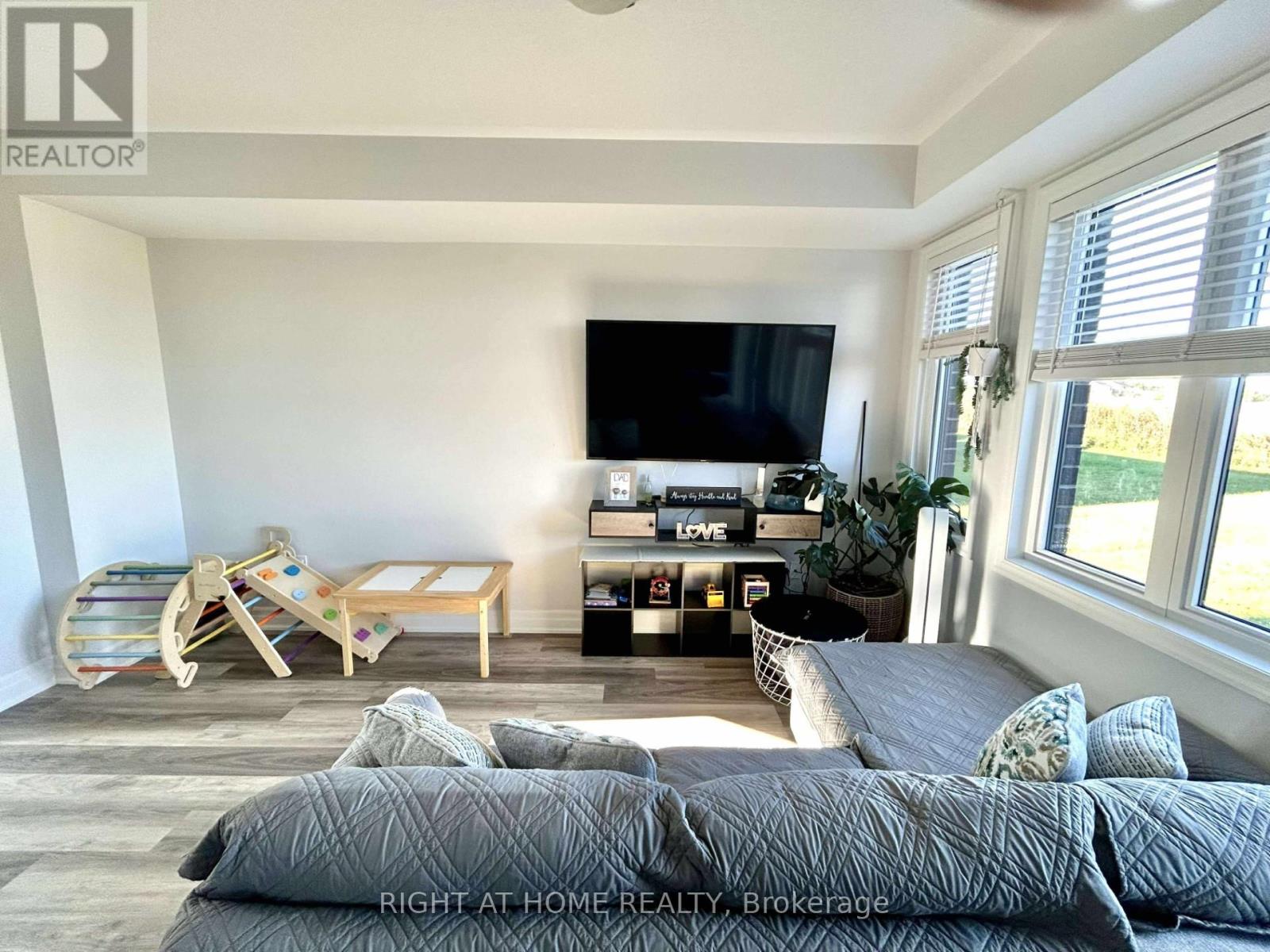 129 Union Boulevard, Wasaga Beach, Ontario  L9Z 0P1 - Photo 5 - S12375978