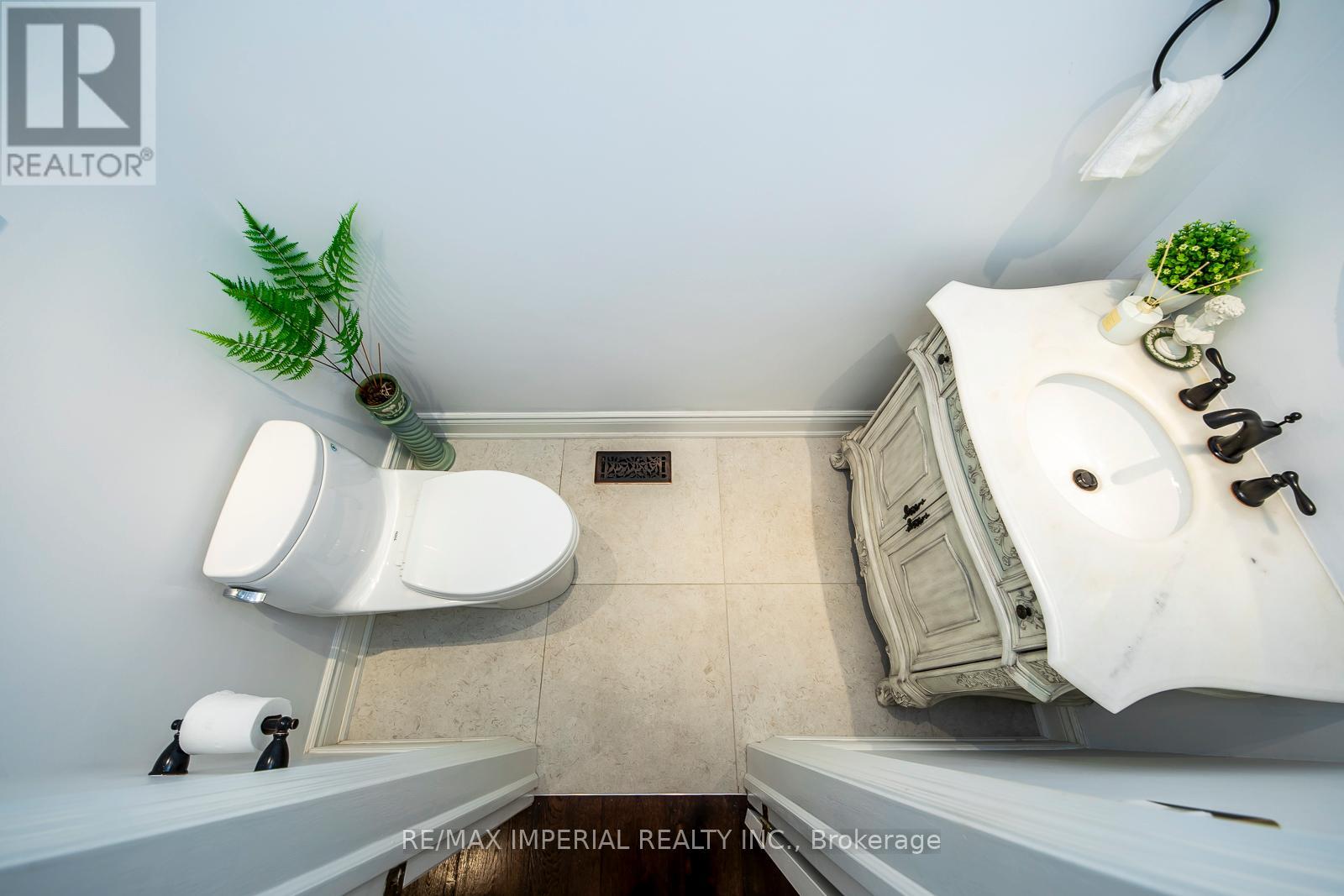 8 Medalist Road, Toronto, Ontario  M2P 1Y3 - Photo 23 - C12373103