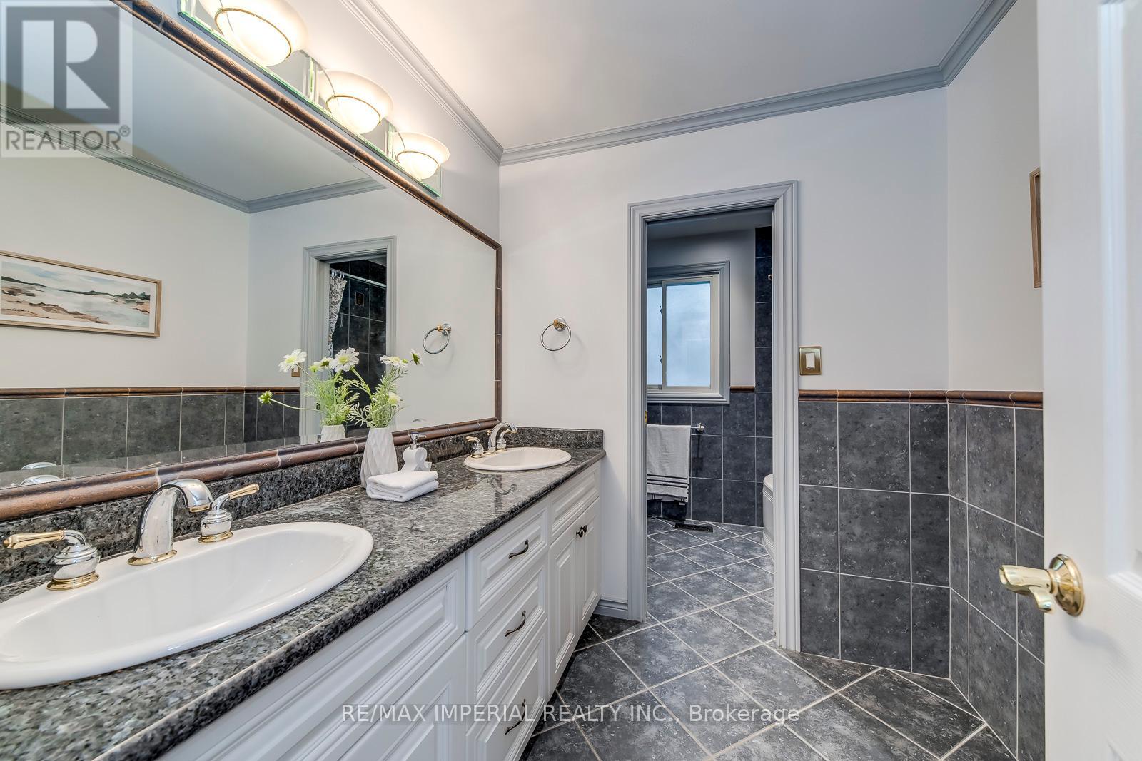 8 Medalist Road, Toronto, Ontario  M2P 1Y3 - Photo 39 - C12373103