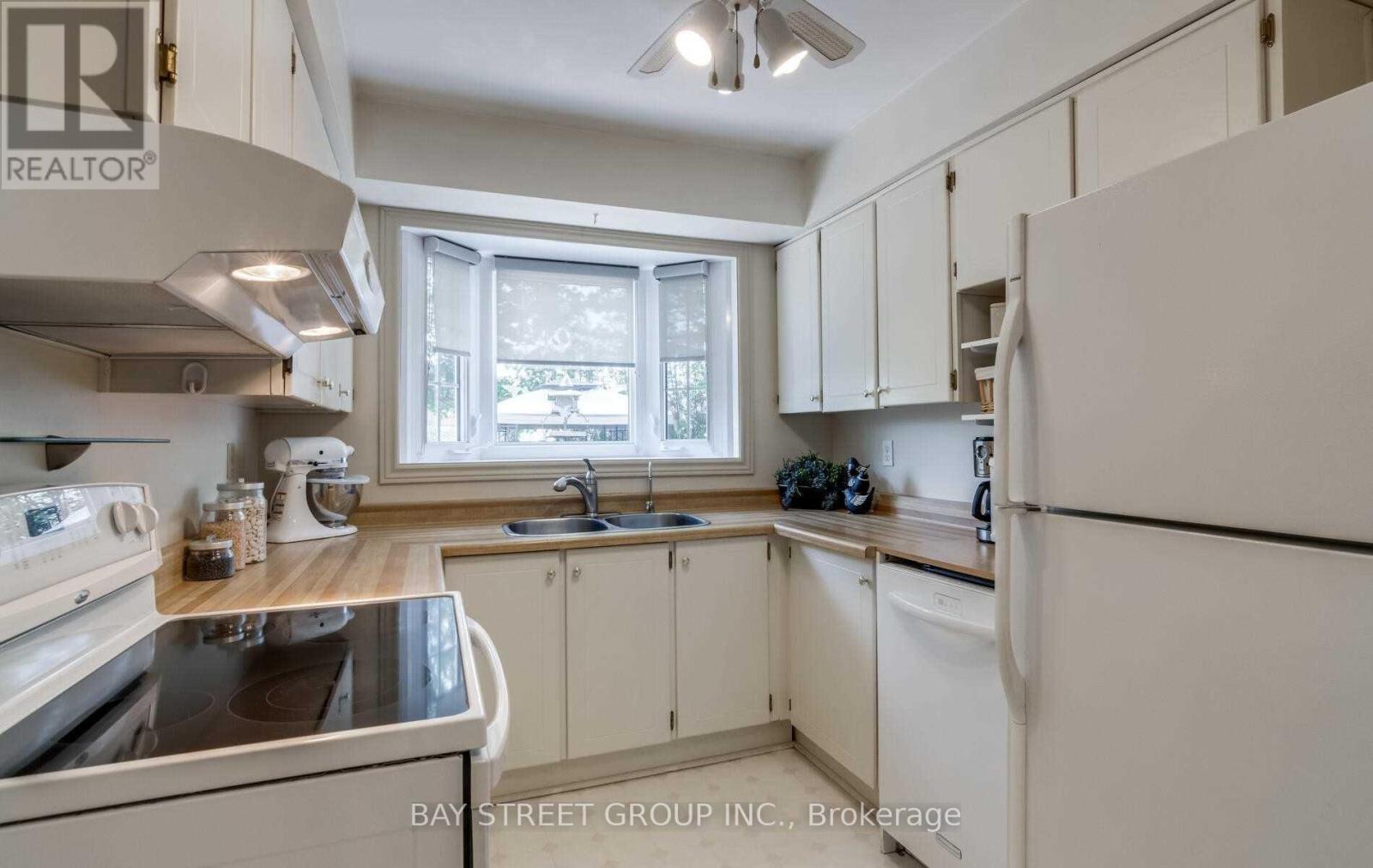 791 Sunnypoint Drive, Newmarket, Ontario  L3Y 2Z7 - Photo 13 - N12376028
