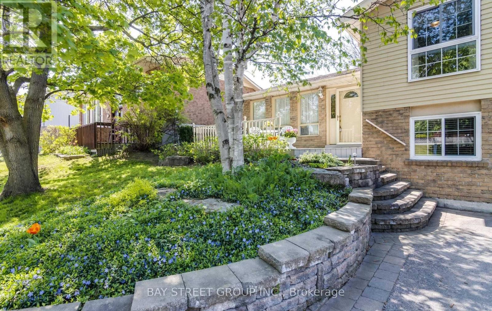 791 Sunnypoint Drive, Newmarket, Ontario  L3Y 2Z7 - Photo 2 - N12376028