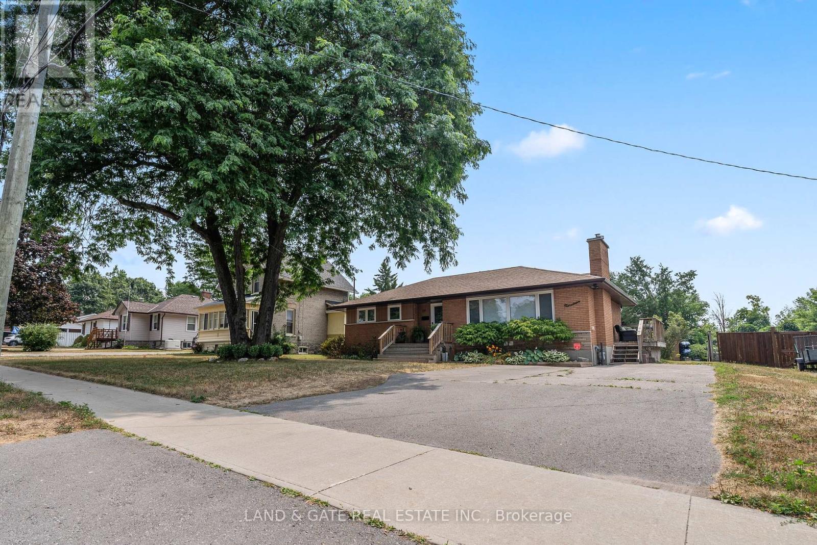 Lower - 19 Kawartha Drive, Kawartha Lakes, Ontario  K9V 1A6 - Photo 1 - X12376085