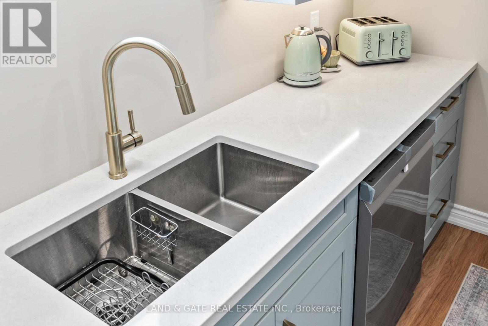 Lower - 19 Kawartha Drive, Kawartha Lakes, Ontario  K9V 1A6 - Photo 6 - X12376085