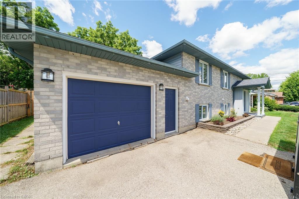 Property at 47 WINNETT Street N image 3