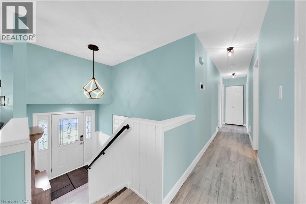 Property at 47 WINNETT Street N image 4