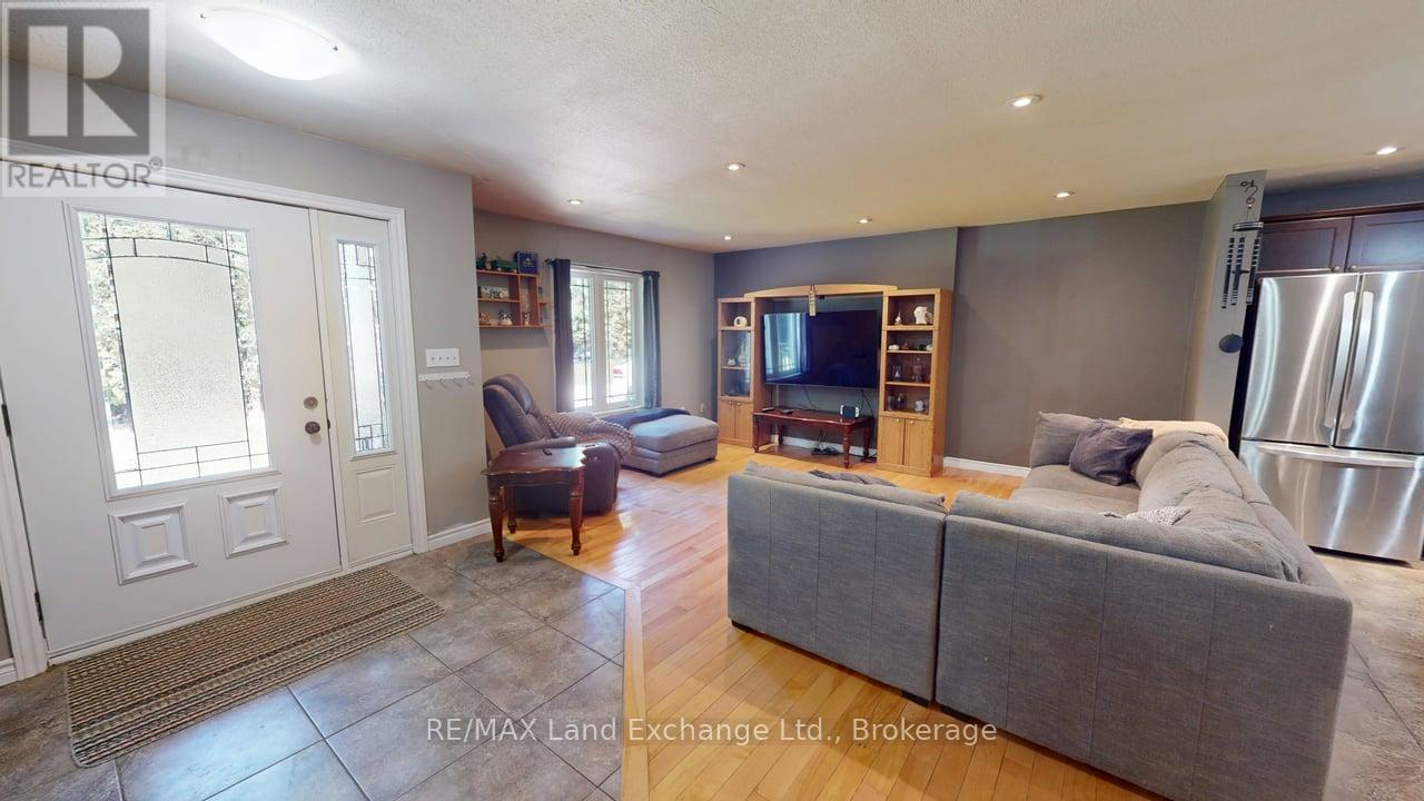 90806 Driftwood Beach Road, Howick, Ontario  N0G 1M0 - Photo 18 - X12373380