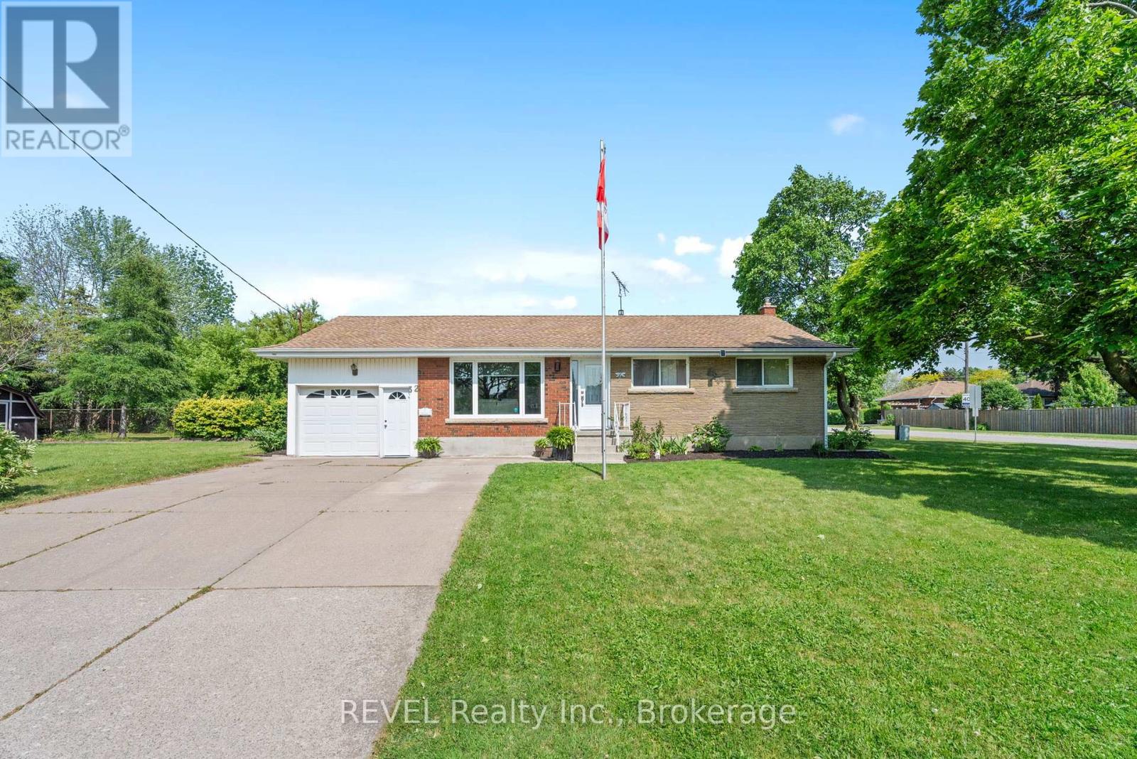 32 Hanson Drive N, St. Catharines, Ontario  L2M 2X1 - Photo 2 - X12376233