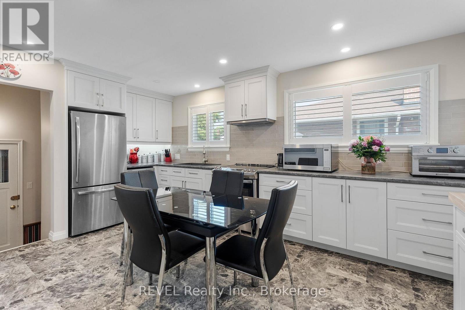 32 Hanson Drive N, St. Catharines, Ontario  L2M 2X1 - Photo 4 - X12376233