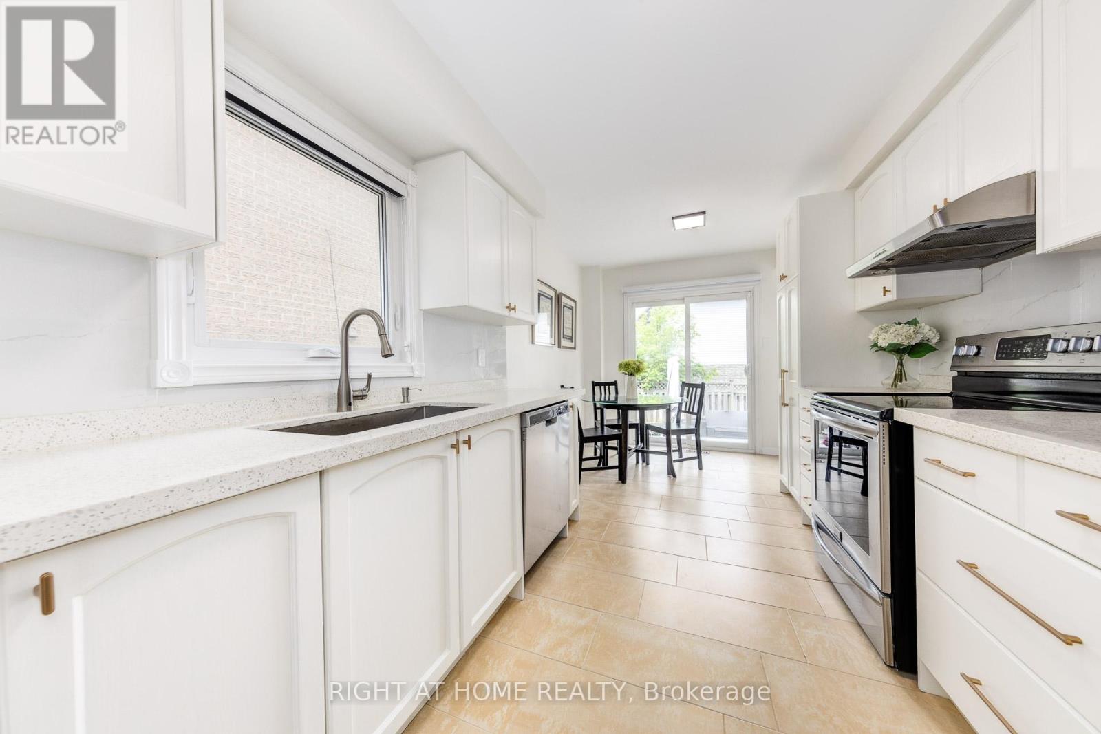 88 Sunshine Drive, Richmond Hill (Observatory), Ontario  L4C 8H2 - Photo 16 - N12376204