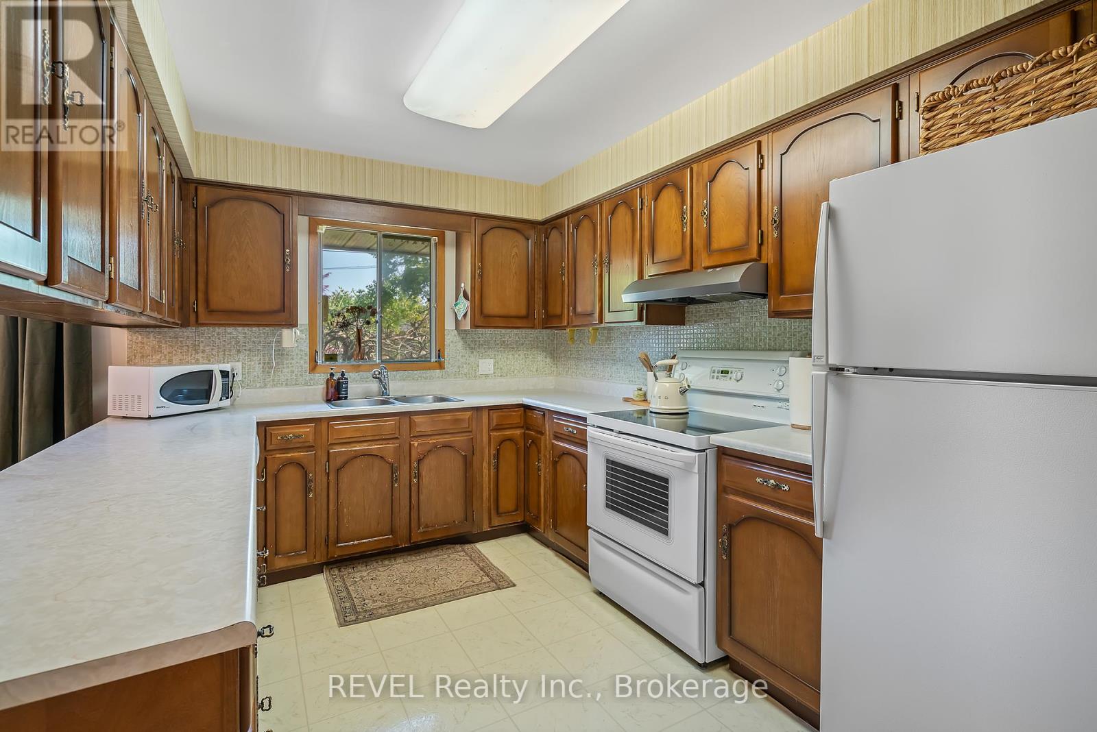 18 Broadmore Avenue, St. Catharines (Carlton/bunting), Ontario  L2M 6A5 - Photo 19 - X12376304
