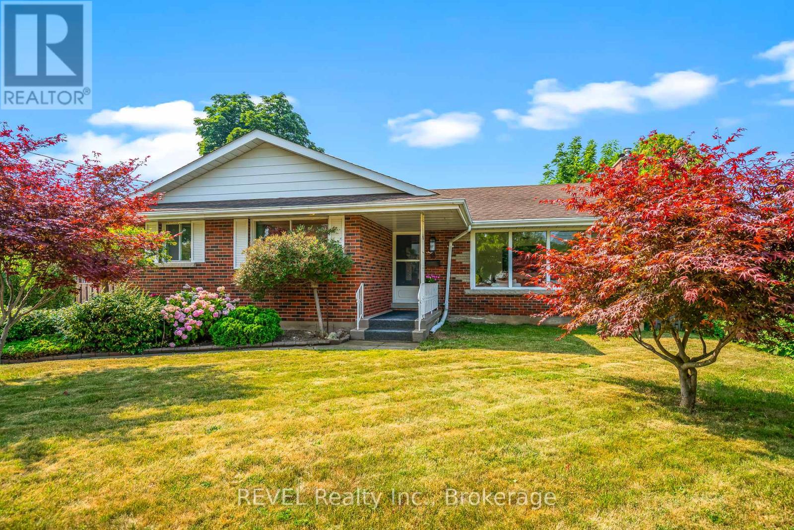 18 Broadmore Avenue, St. Catharines (Carlton/bunting), Ontario  L2M 6A5 - Photo 4 - X12376304