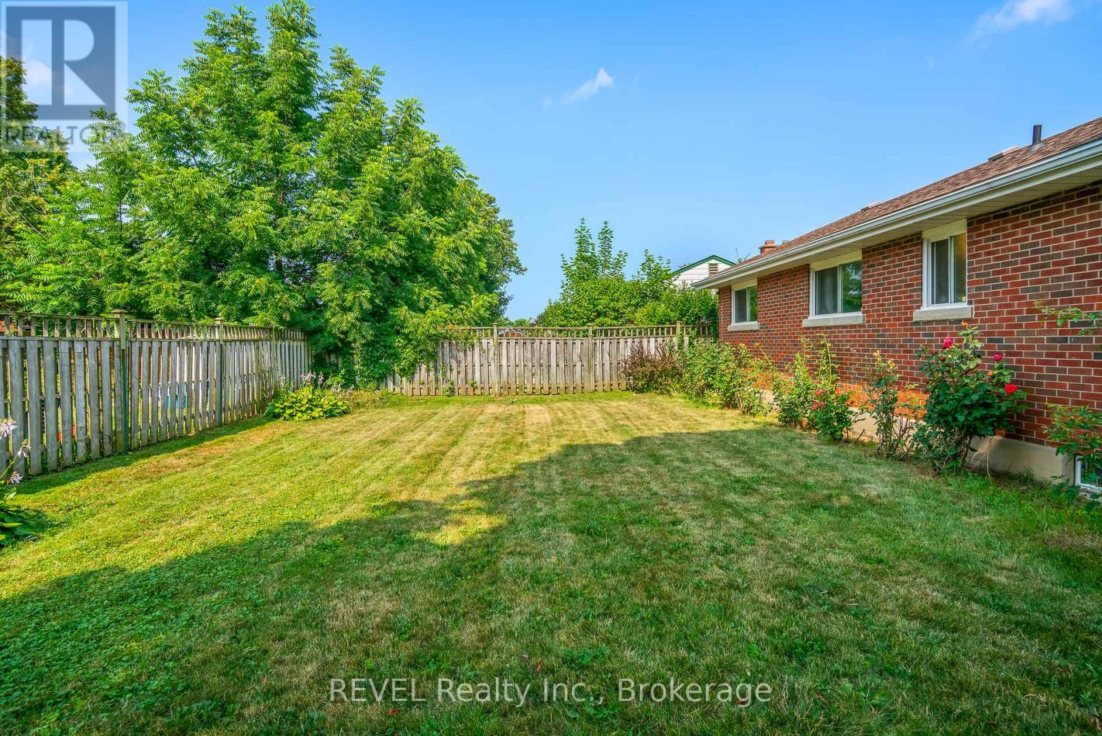 18 Broadmore Avenue, St. Catharines (Carlton/bunting), Ontario  L2M 6A5 - Photo 5 - X12376304
