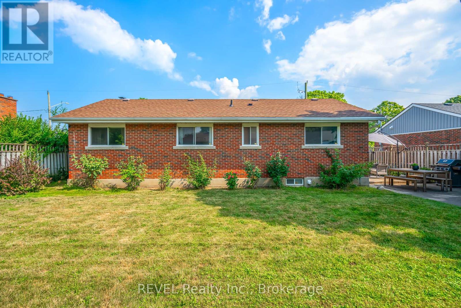 18 Broadmore Avenue, St. Catharines (Carlton/bunting), Ontario  L2M 6A5 - Photo 6 - X12376304