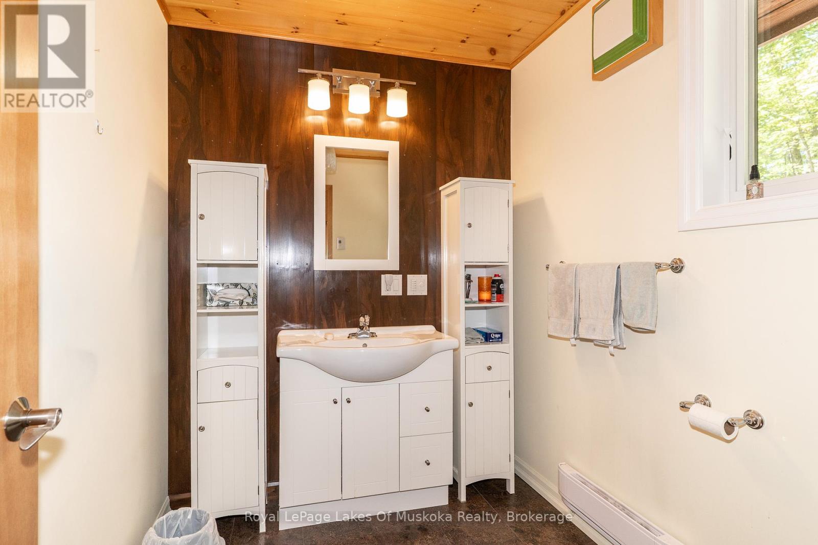1056 Golden Beach Road, Bracebridge, Ontario  P1L 1W8 - Photo 16 - X12376370